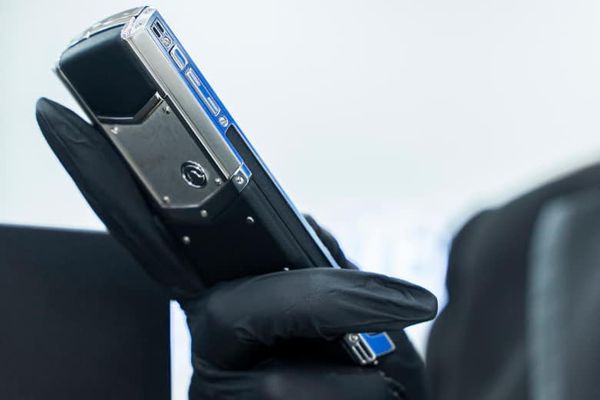 chất liệu titanium của điện thoại Vertu