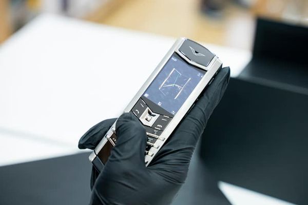 chất liệu titanium của điện thoại Vertu