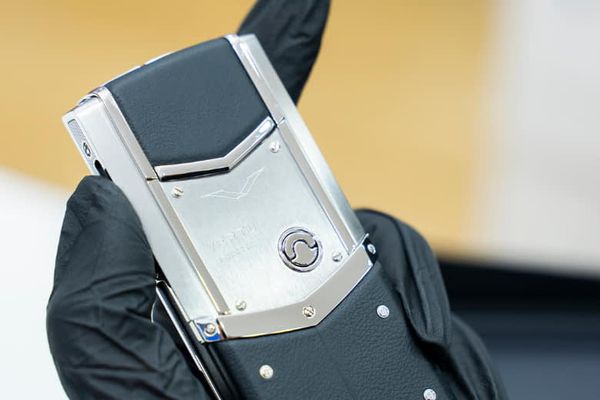 chất liệu titanium của điện thoại Vertu