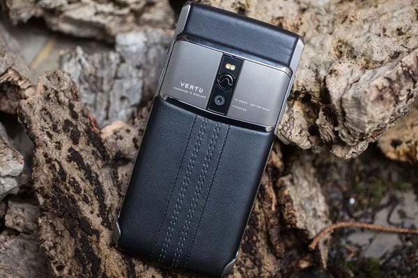 tai-sao-dien-thoai-vertu-dat-didongviet-3_0e55c088f5e9403cac7c97a1aa2d46b3_grande